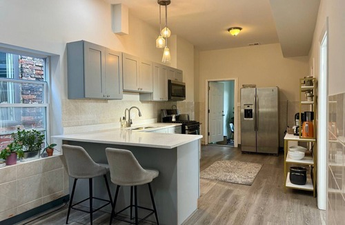 East Garfield Park Apartment | Charming 2-bedroom apartment in hip Chicago