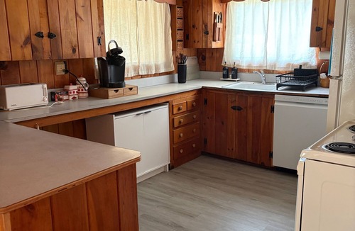 Ogunquit Cabin | Charming 2-bedroom cabin with Wi-fi, A/C and laundry in beautiful Ogunquit, ME