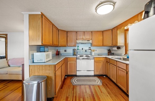 Windsor Cottage | Charming 2-bedroom lakefront cottage in Central Maine with WiFi