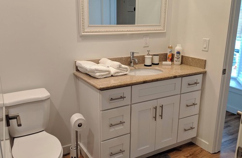Miracle Mile House | Charming 2-bedroom with AC, WiFi in vibrant Los Angeles