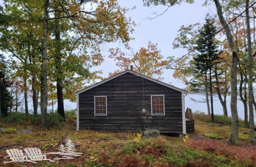 Mac Mahan Cabin | Charming 2-bedroom waterfront home in Wiscasset, ideal for family getaways.