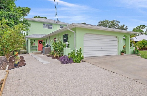 South Venice Apartment | Charming 2 story secluded apartment with gorgeous views in sunny Venice Florida.