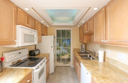 Longboat Key Condo | Charming 2BR ground floor condo in Beach Harbor Club on Longboat Key - Sea Ya