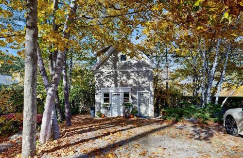 Camden House | Charming coastal cottage with firepit and easy beach access