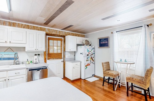 Biltmore Beach Cottage | Charming cottage with enclosed yard, patio, private hot tub & washer/dryer