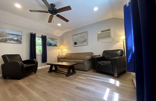 Lincolnville Cottage | Charming Cottage with Private Deck and Modern Amenities near Camden, Maine