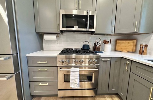Leesburg's Old and Historic District House | Charming Cottage, Walk to Downtown, Porch Swings
