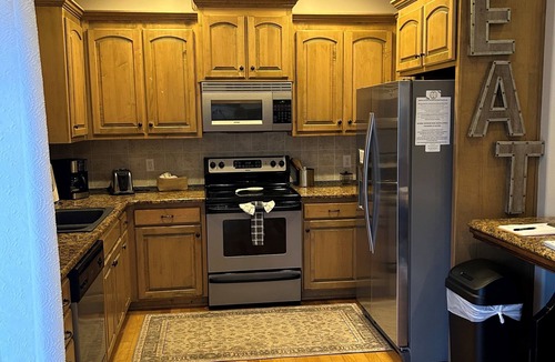 Hollister House | Charming Deep Roots Den on Table Rock. Great get away location. Rare find.