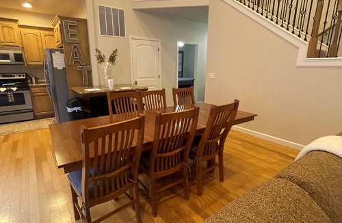 Hollister House | Charming Deep Roots Den on Table Rock. Great get away location. Rare find.