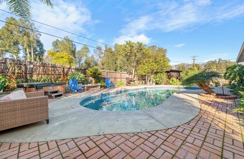 North Broadway House | Charming family Ranchette - Entire Home with pool