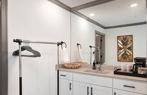 Parkville Apartment | Charming King Studio on Mainstreet | Walk To Shops
