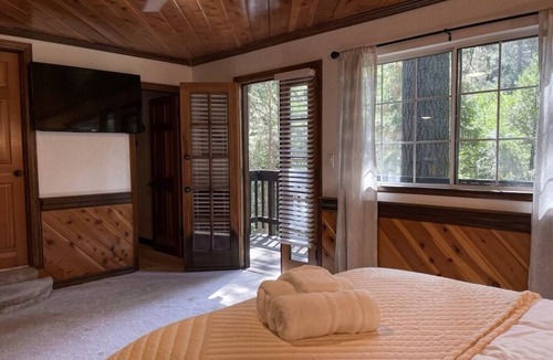 Blue Jay Cabin | Charming Mountain Cabin 3BR/3BA +Loft minutes from the lake