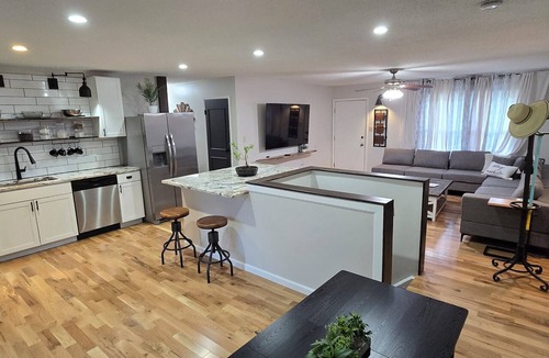 St. Peters House | Charming, Pet friendly, Long stay discounts, 6 miles to Convention Center