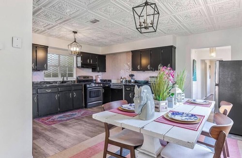 Southeast Pensacola Cottage | Charming pink 2-bedroom cottage in gorgeous Pensacola with AC