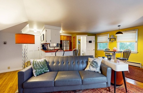 Blue Hill House | Charming Retreat with Cozy Interiors, CentralAC, Washer/Dryer & Wifi