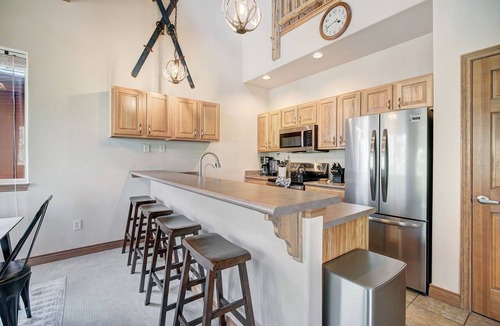 Willow Grove Condo | Charming Riverfront Condo with Loft on Blue River