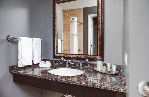 Zion Hotel | Charming Stay with Kitchenette l Onsite Library, Gym Access & Garden Firepits