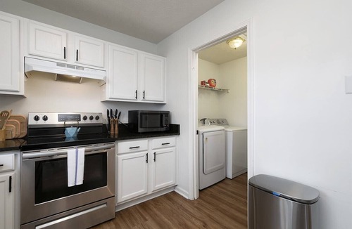Cartersville House | Charming Townhome with Two King Beds & Sep Bath