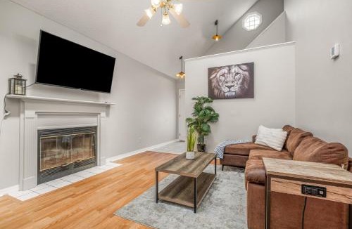 Myrtle Grove Apartment | Charming Urban Family Home near Beaches & Downtown