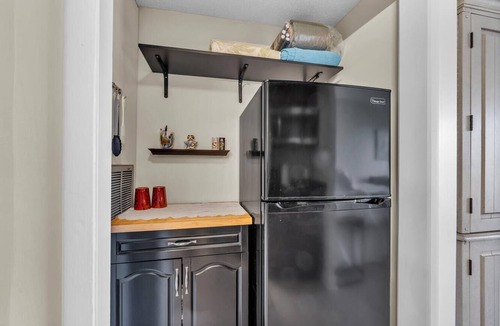 Fort Walton Beach Condo | Charming waterfront studio in wonderful Fort Walton Beach, FL w/awesome pool