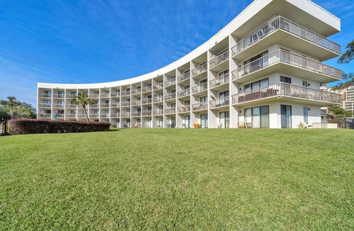 Fort Walton Beach Condo | Charming waterfront studio in wonderful Fort Walton Beach, FL w/awesome pool