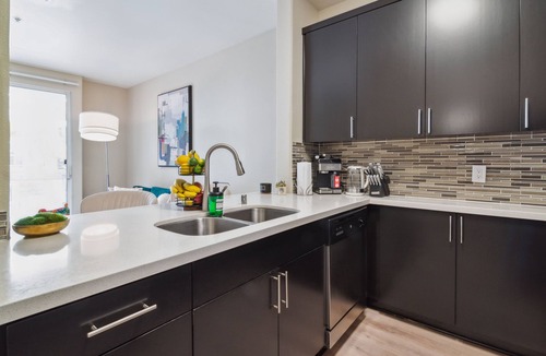 Del Rey Apartment | Chic 1-bedroom apartment in brilliant Marina del Rey with WiFi, AC