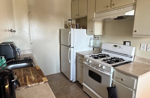 West Los Angeles Apartment | Chic 1-bedroom apartment with WiFi, AC in fabulous Los Angeles