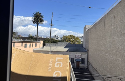West Los Angeles Apartment | Chic 1-bedroom apartment with WiFi, AC in fabulous Los Angeles