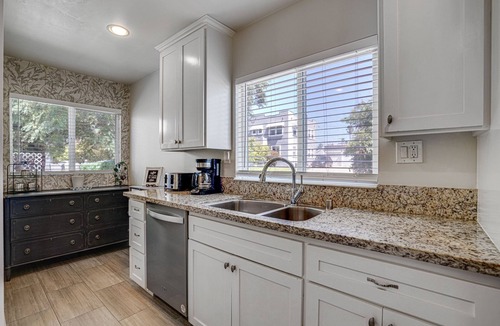 View Park-Windsor Hills House | Chic 2-Bedroom Escape in Prime Los Angeles Location - HUD-VP