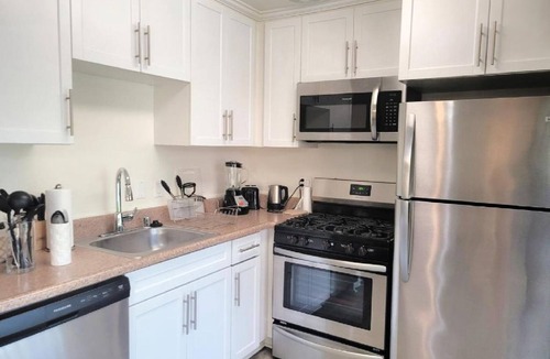 West Los Angeles Apartment | Chic 2-bedroom Residences with WiFi, AC in lovely Los Angeles