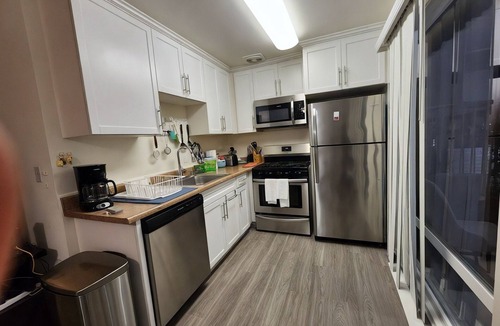 West Los Angeles Apartment | Chic 2-bedroom Residences with WiFi, AC in lovely Los Angeles