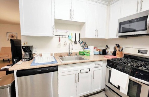 West Los Angeles Apartment | Chic 2-bedroom Residences with WiFi, AC in lovely Los Angeles