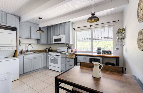 Poets Corner Apartment | Chic Abode Central Berkeley 2BR | Near UC & Parks + Parking