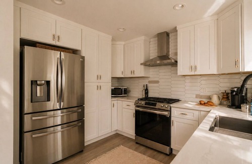 Harbor House | Chic Designer Home, Walkable to Marine Stadium and Minutes to Beach & 2nd Street
