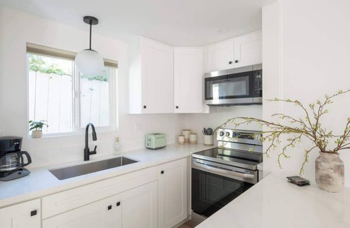 Carlsbad Apartment | Chic Seaside Studio Steps to Beach w/AC & Parking