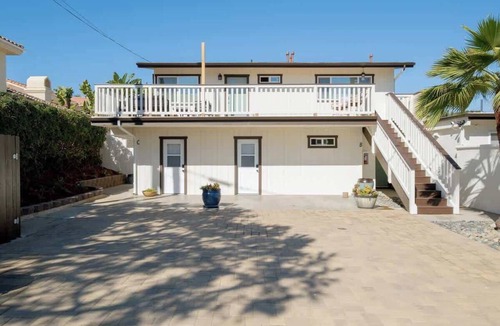 Carlsbad Apartment | Chic Seaside Studio Steps to Beach w/AC & Parking