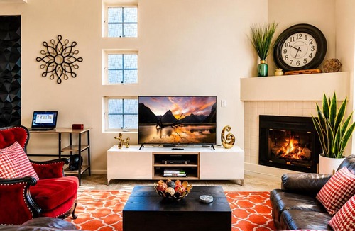 Sherman Oaks Villa | Chic Urban Oasis, Sleek Design, Designer Amenities and Private Patio Retreat