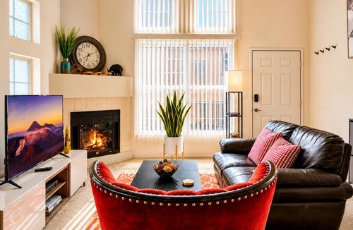 Sherman Oaks Villa | Chic Urban Oasis, Sleek Design, Designer Amenities and Private Patio Retreat