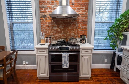 The Gate Apartment | Classy Midtown 2BR, King Master