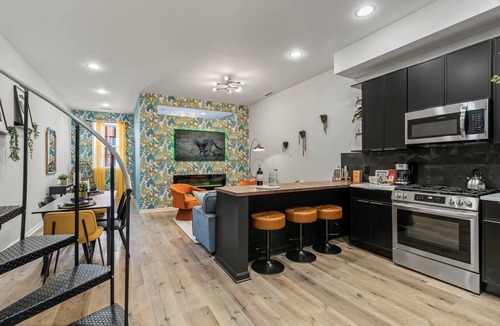 Old City Condo | Clean Historic Old City | FREE Parking | Sky Deck