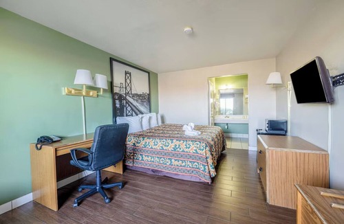 Barstow Hotel | Clean Junior Room with Queen Bed Along Route 66 - Perfect For Road Trips