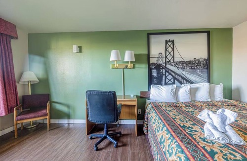 Barstow Hotel | Clean Junior Room with Queen Bed Along Route 66 - Perfect For Road Trips