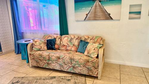 Gulf Gate Estates Apartment | Close to beaches with hot tub and large garden
