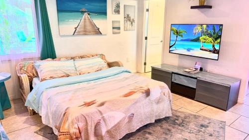 Gulf Gate Estates Apartment | Close to beaches with hot tub and large garden