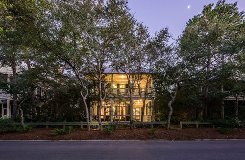 Watercolor House | Coastal WaterColor Retreat Minutes from Beach Club with 4 Bikes