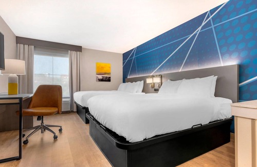 The Gate Hotel | Comfort Inn & Suites Saint Louis Lafayette Square