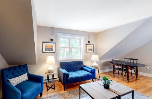 Castine House | Comfortable Getaway for Two w/Kitchenette - Right in the Heart of Downtown