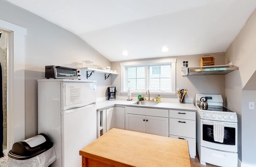 Castine Condo | Comfortable Getaway for Two w/Kitchenette - Right in the Heart of Downtown
