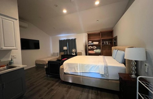 Palms House | Comfortable high ceiling studio