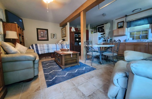 Navarre Apartment | Comfy, cozy, quiet cottage - 5 mins to Navarre beach!